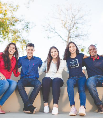 屋外のベンチで写真を撮影する仲間たち